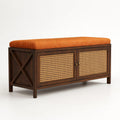 Holzbank mit Rattan und orangefarbenem Baumwollpolster